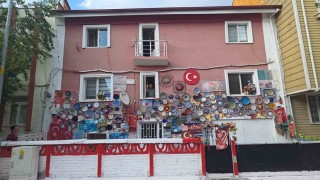 Evinin dış cephesini Kütahyaya özgü çini tabaklarla kapladı