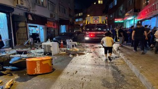 Fatihte 4 katlı binanın çatısından düşen parçalardan 2 kişi son anda kurtuldu... O anlar kamerada