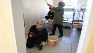Fedakar öğretmenler tatilde okulu yeni döneme hazırlıyor