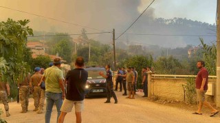 Fethiye'deki yangın 4 saattir sürüyor: Bir mahalle tedbir amaçlı tahliye ediliyor