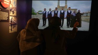 Filmlere konu olan Sivas halayının simülasyonu, turistlerin gözdesi haline geldi