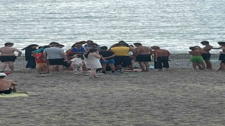 Filyos sahilinde korkutan anlar, kramp giren vatandaşı cankurtaranlar kurtardı