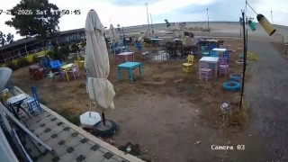 Fırtına sahili süpürdü, kafenin masaları yer değiştirdi