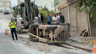 Forklift rampa aşağı inerken devrildi: 1i ağır 2 yaralı