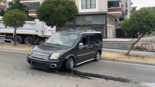 Freni boşalan hafif ticari araç 2 metreden yola düştü