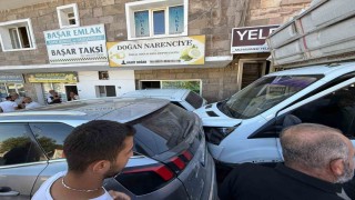 Freni boşalan kamyonet park halindeki araçlara çarptı