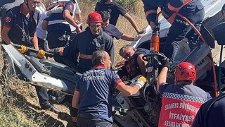 Freni patlayan şeftali yüklü kamyon, otomobilin üzerine devrildi: 6 yaralı