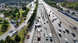 FSM köprü çıkışında banka personelini taşıyan midibüs devrildi: 21 yaralı