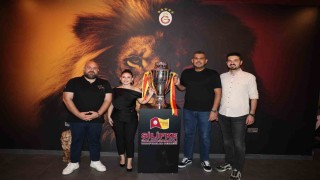 Galatasarayın şampiyonluk kupası Silifkede taraftarlarla buluştu
