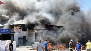 Gazipaşada inşaat malzemeleri deposunda yangın