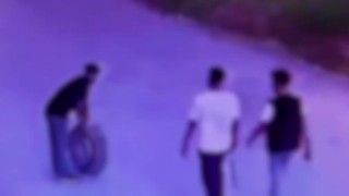 Gece yarısı aracın lastiği patlayınca başka aracın yedek lastiğini çaldılar: O anlar kamerada