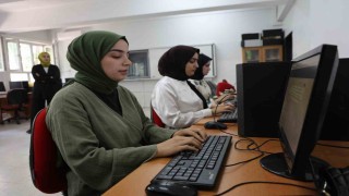 Geleceğin katipleri, klavye kursunda hayallerine hazırlanıyor