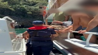 Gezi teknesinde rahatsızlanan çocuğa sahil güvenlik yardımı