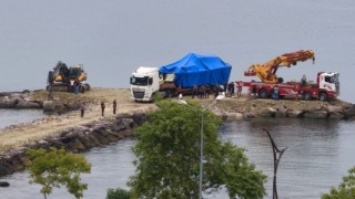 Giresunda kayalıklara çıkan Sahil Güvenlik botu olay yerinden kaldırıldı