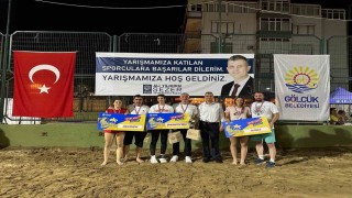 Gölcükte 304 minik sporcunun plaj voleybolu heyecanı