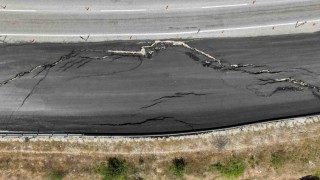 Görüntüler depremi andırıyor, yoldaki kayma tehlike oluşturuyor