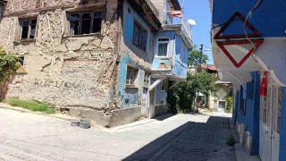 Günün fotoğrafı Afyonkarahisardan: Araçların çarptığı eve reflektörlü önlem