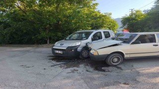 Hafif ticari araç otomobille çarpıştı: 4 yaralı