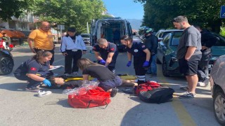 Hafif ticari araca çarparak savrulan motosikletli yaralandı