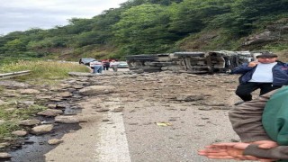 Hafriyat kamyonu yola devrildi: 1 yaralı