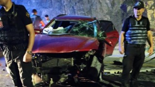 Hakkaride otomobiller kafa kafaya çarpıştı: 7 yaralı