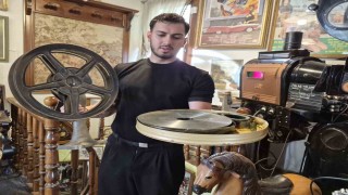 Halen çalışır vaziyetteki 98 yıllık tarihi sinema makinesi Eskişehirde sergileniyor