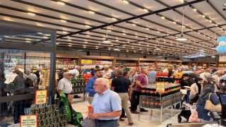 Hanımeli Yöresel Marketin bininci müşterisine sürpriz hediye