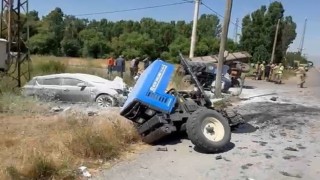 Hasköyde traktör ile otomobil çarpıştı: 3 yaralı