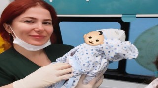 Hastaneye sevk edilen hamile kadın ambulansta doğum yaptı