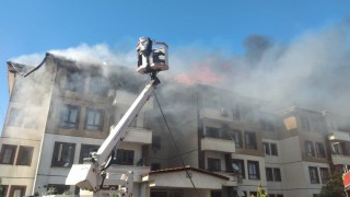 Hatay'da 2 binanın çatısı alevlere teslim oldu