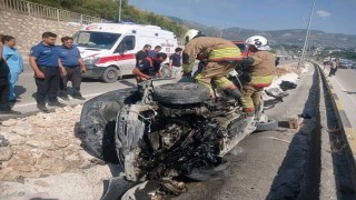 Hatayda otomobil refüje çarptı:  1i ağır 3 yaralı