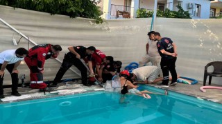 Havuzda kolu sıkışan 4 yaşındaki çocuk kurtarıldı