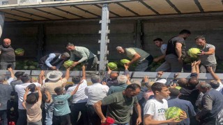 Hayırsever çiftçi 30 ton karpuzu ücretsiz dağıttı