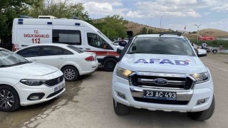 Hazar Gölünde gezi teknesi battı: 7 kişi kurtarıldı