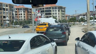 Hemzemin geçitte araçların tehlikeli geçişleri kameraya yansıdı