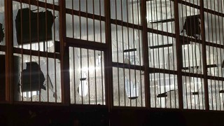 Husumetlisinin iş yerinin camlarını kırdı, emniyete gidip teslim oldu