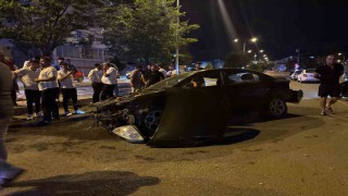 Iğdırda otomobil aydınlatma direğine çarptı: 3 kişi yaralandı