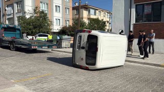 İki hafif ticari araç çarpıştı: 3 kişi yaralandı