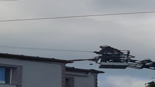 İki katlı binanın çatısında yangın