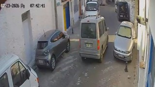 İki sokak kedisini ezdi, arkasına bile bakmadan uzaklaştı