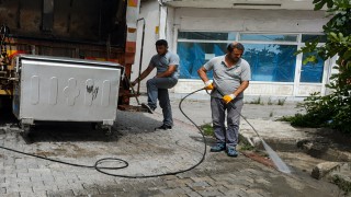 İlkadımda konteynerlere düzenli temizlik