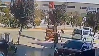 İnegölde motosiklet hafif ticari araca arkadan çarptı: O anlar kamerada