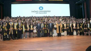 İnönü Üniversitesi Tıp Fakültesinde mezuniyet coşkusu