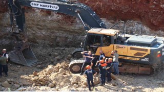 İnşaat kazısında göçük altında kalan kepçe operatörü hayatını kaybetti