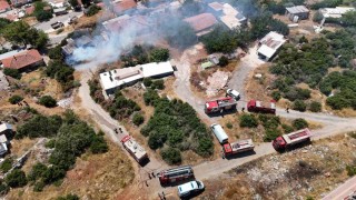 İnşaat malzemelerinin bulunduğu baraka alevlere teslim oldu