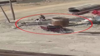İnşaattaki demir boruları çalan motosikletliler kamerada