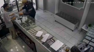 İnternetten araştırma yapıp silahla kuyumcuyu soyan zanlının görüntüleri ortaya çıktı