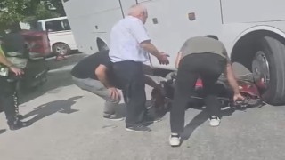 İşçi servisi ile çarpışan motosikletli yaralandı