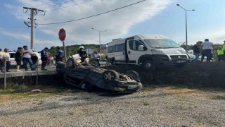 İşçi servisiyle çarpışan otomobil bahçeye uçtu: 3 yaralı