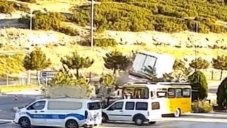 Isparta'da kontrolden çıkan tır devrildi